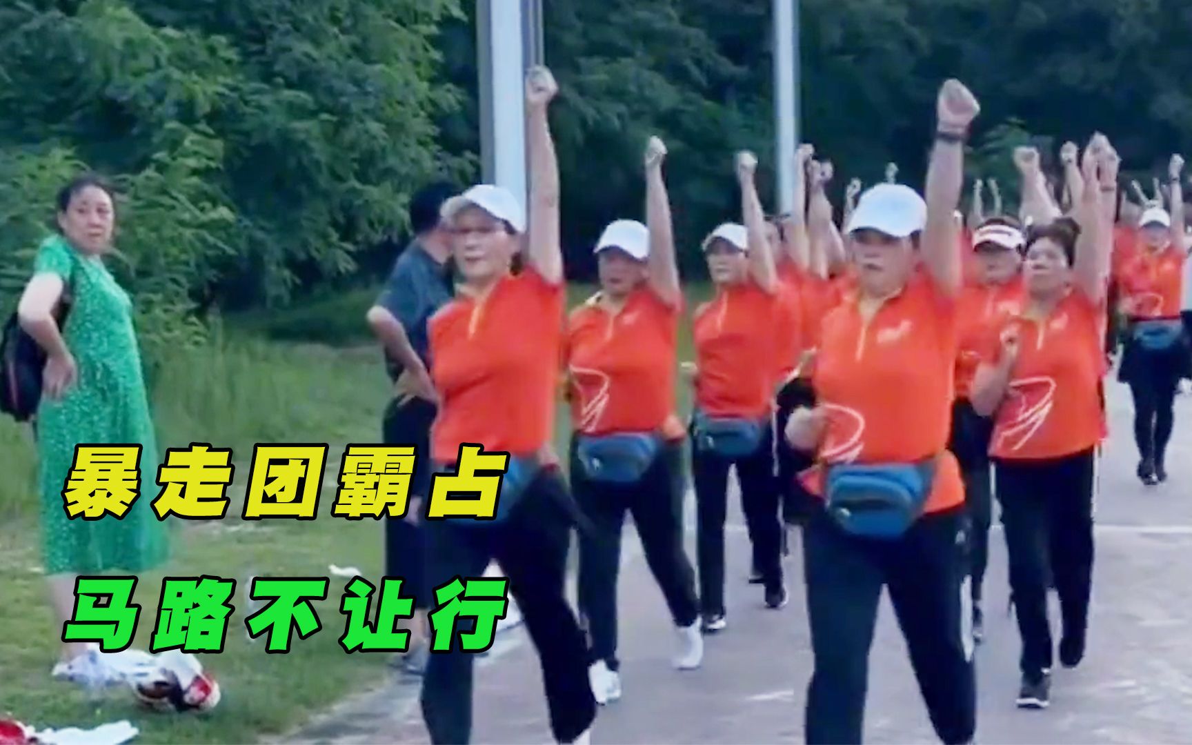 暴走团霸占马路不让行,女司机一脚油门撞飞,新时代的"鬼子进村"