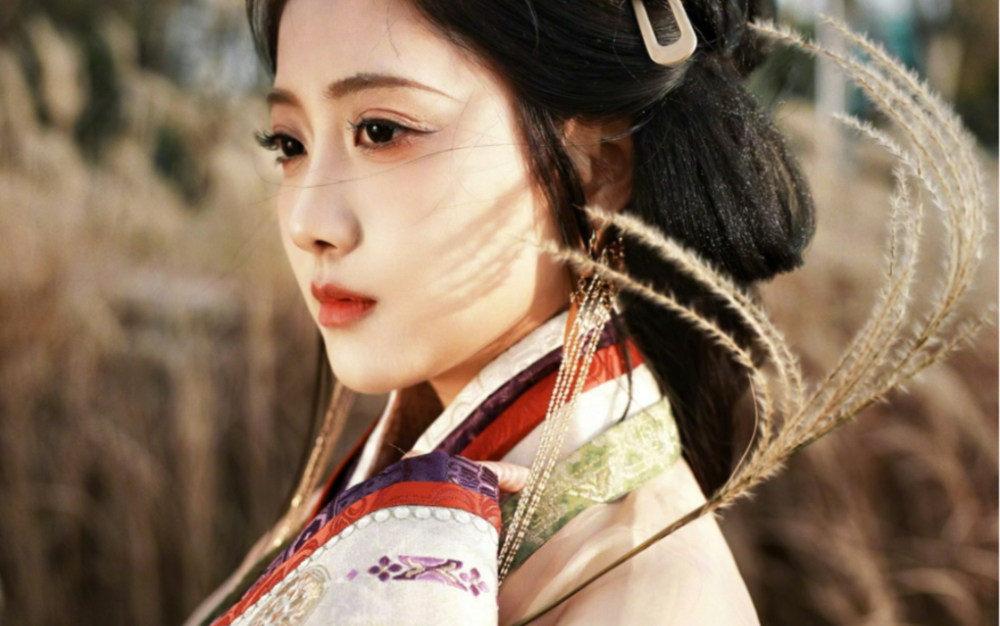 【李艺彤】李艺彤生日古风大片拍摄花絮 太适合穿汉服啦