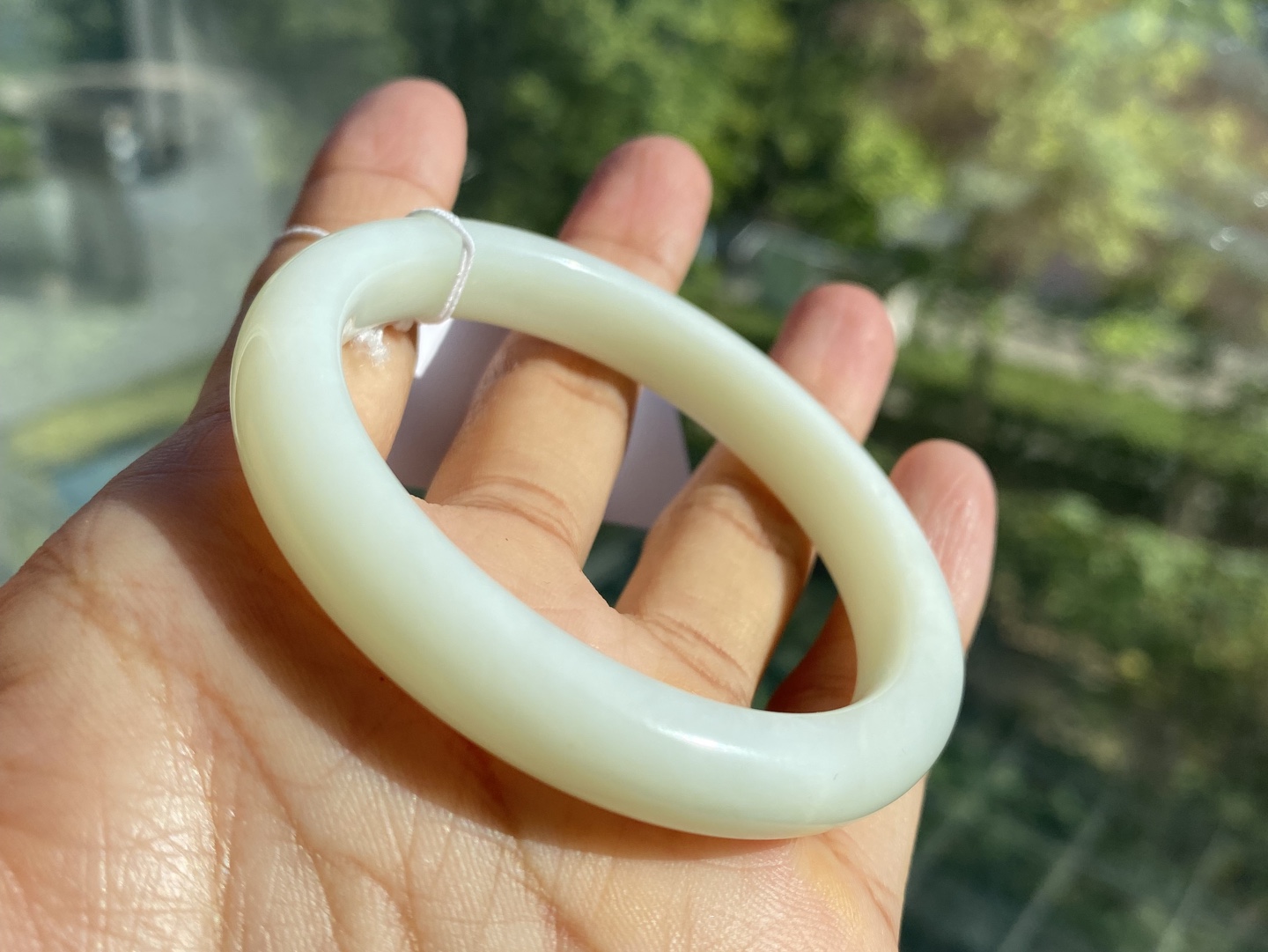 天然岫岩玉手镯53圈口,条宽1厘米,底子白细润,有包容点,料子很干净