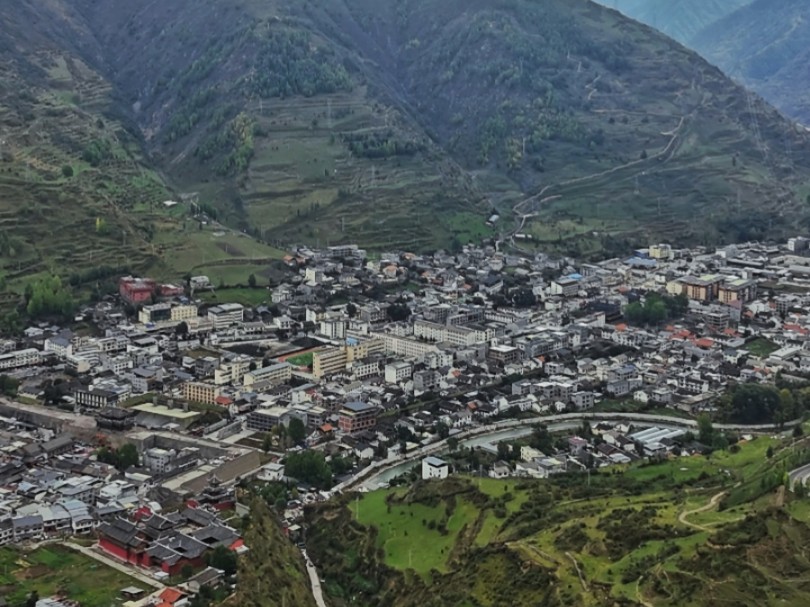 松潘县最佳全景观景台,沿松州古城后山栈道到达威远门,太漂亮了哔哩哔哩bilibili