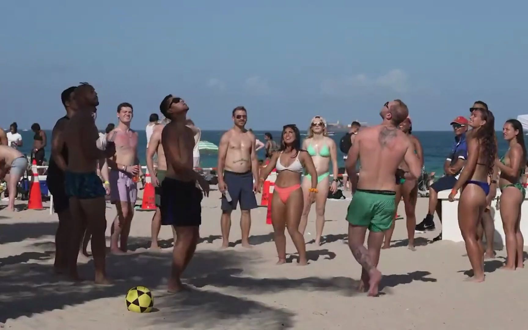 [图]沙滩多人足球游戏Fort Lauderdale Beach~沙滩足球，比基尼美女