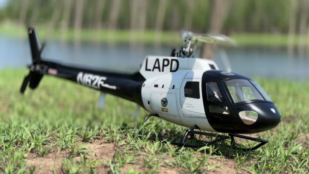 450级lapd涂装h125遥控像真直升机水面飞行