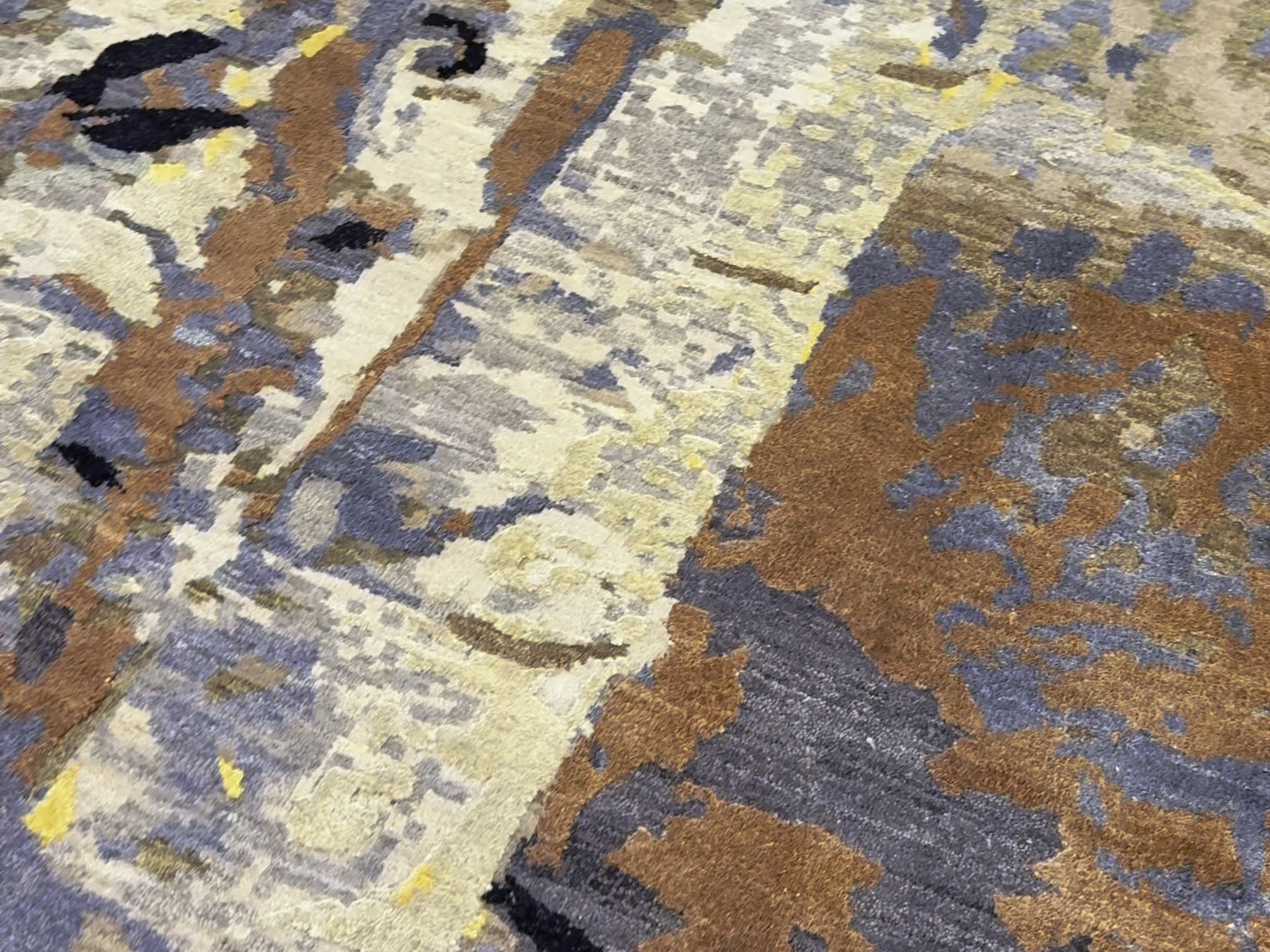 今天分享两条偏艺术风格的手工羊毛地毯.