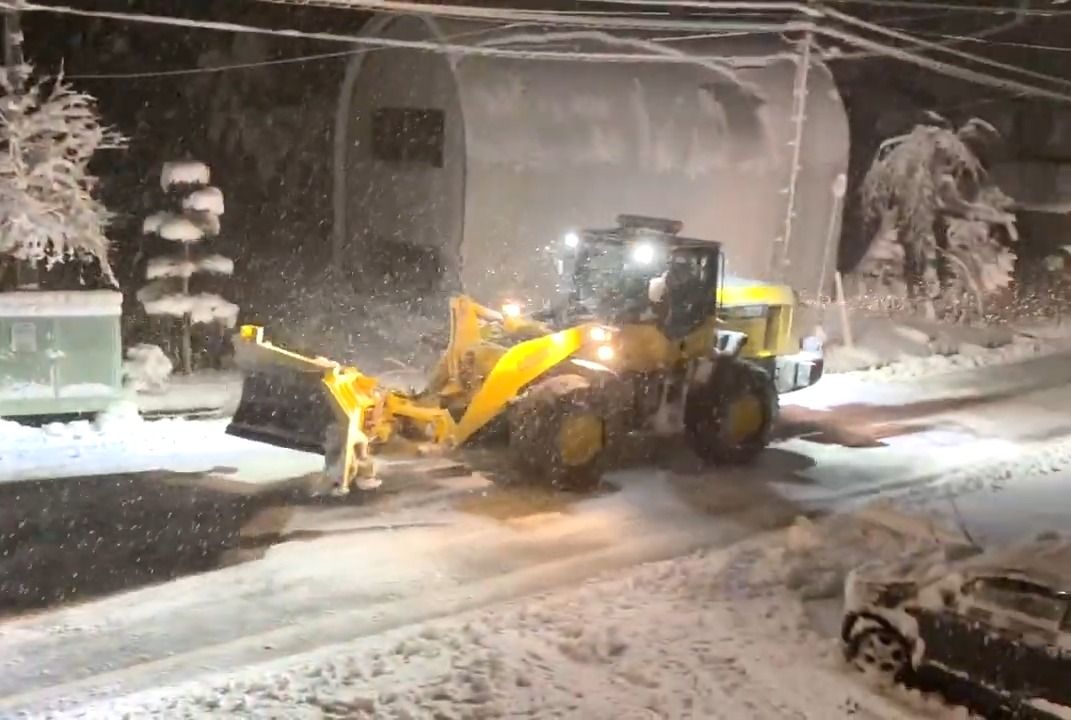 小松wa320轮式装载机在日本北海道街区除雪