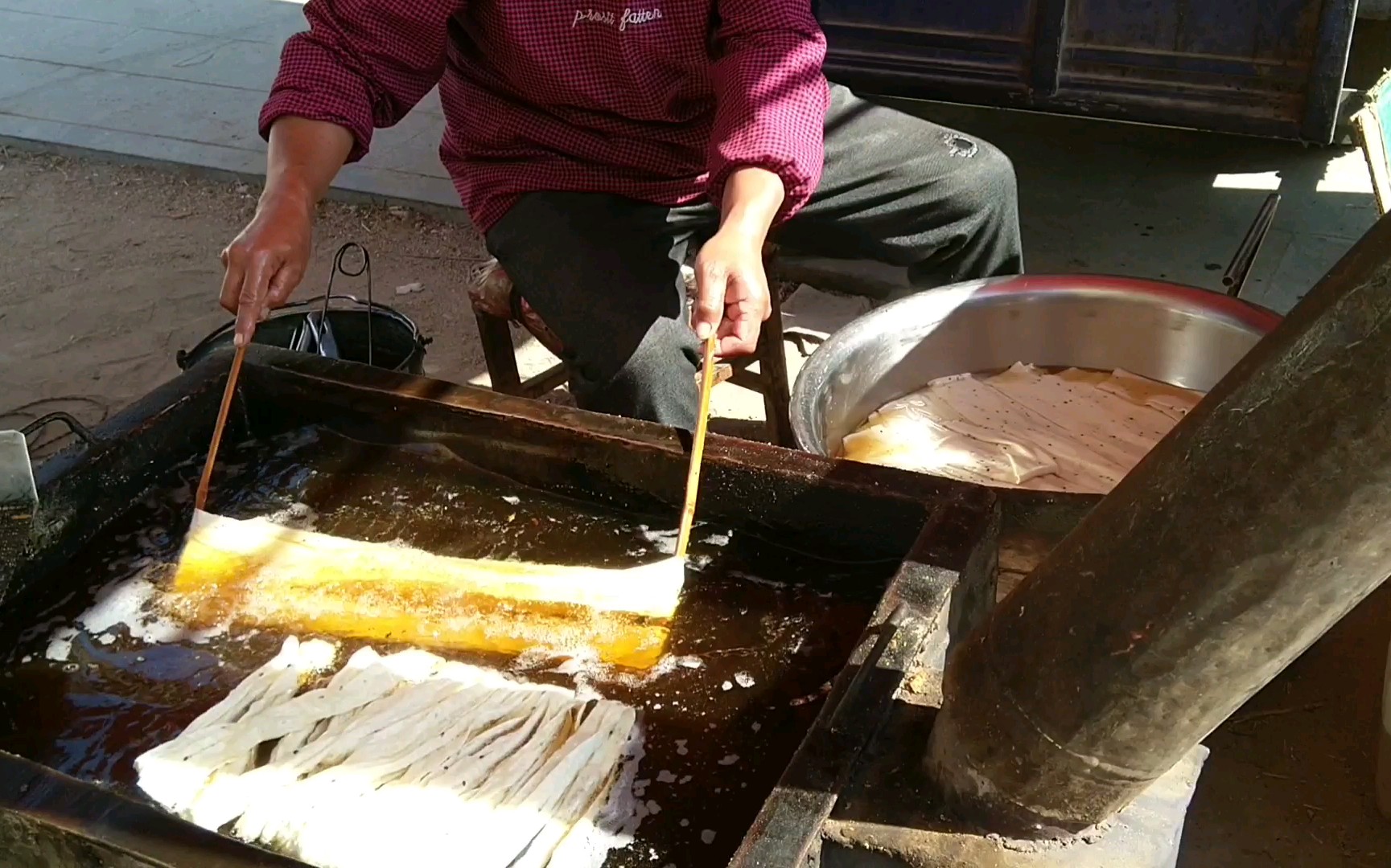 馓子的做法农村小伙带你看看馓子是怎么炸出来的