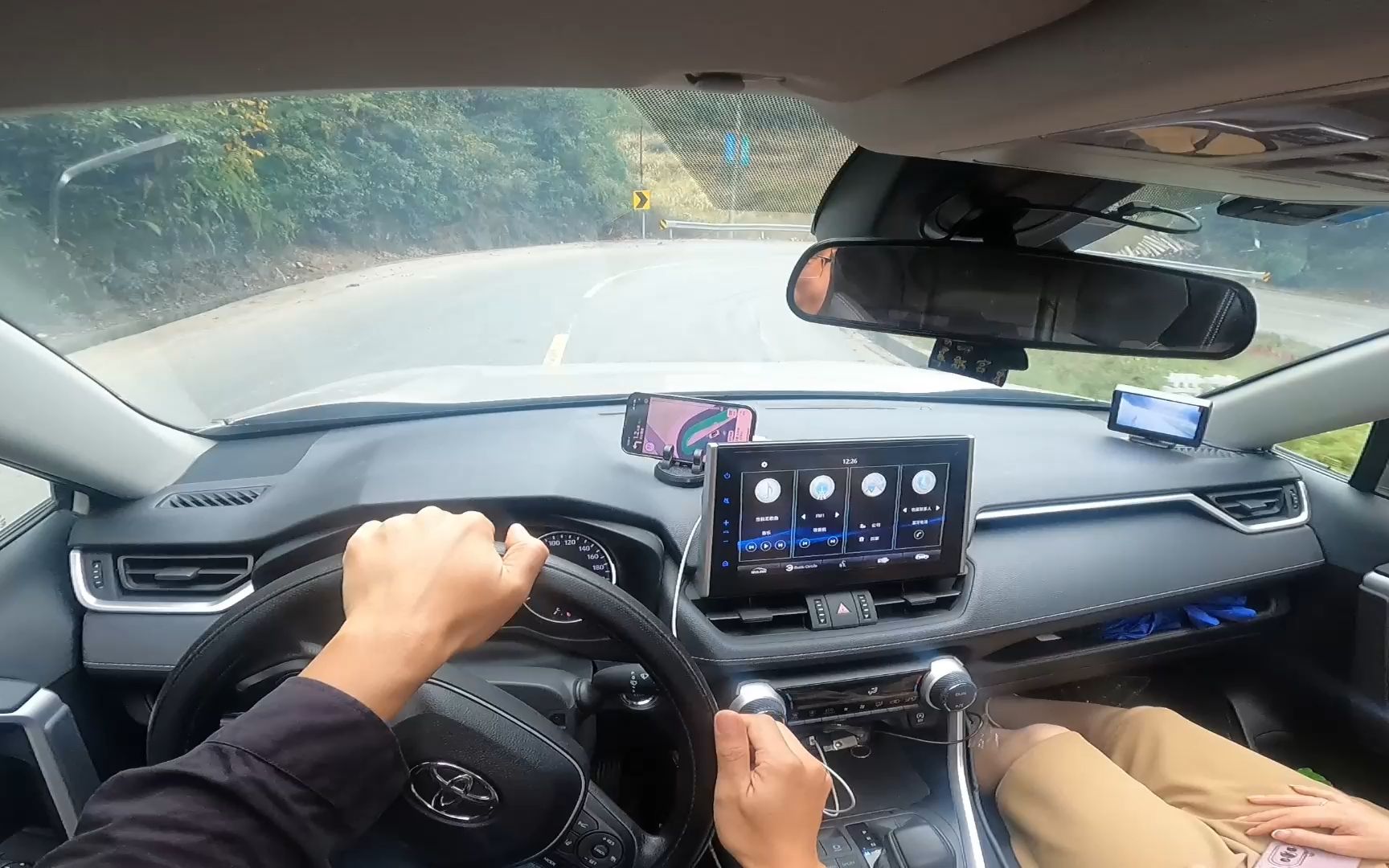 开这种山路建议买suv而不是轿车,丰田威兰达第一视角驾驶视频