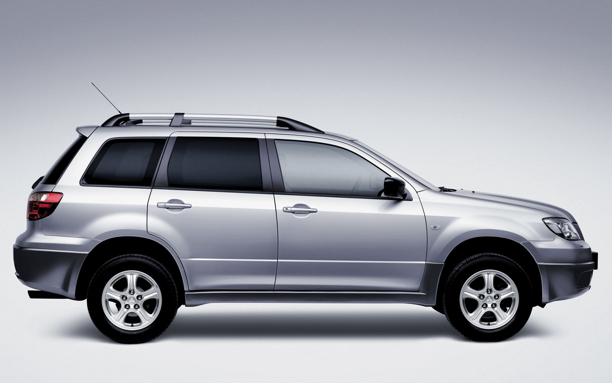 三菱初代欧蓝德(对应日本版车型airtrek后期型,在国内则由北京吉普