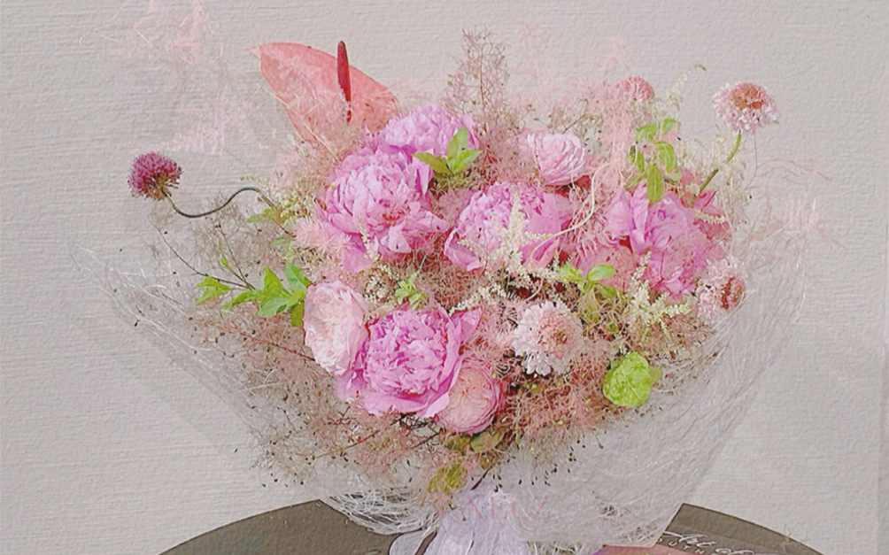 雾中情人花束朦朦胧胧的烟树,真情不变主要花材:芍药,粉掌,多头玫瑰