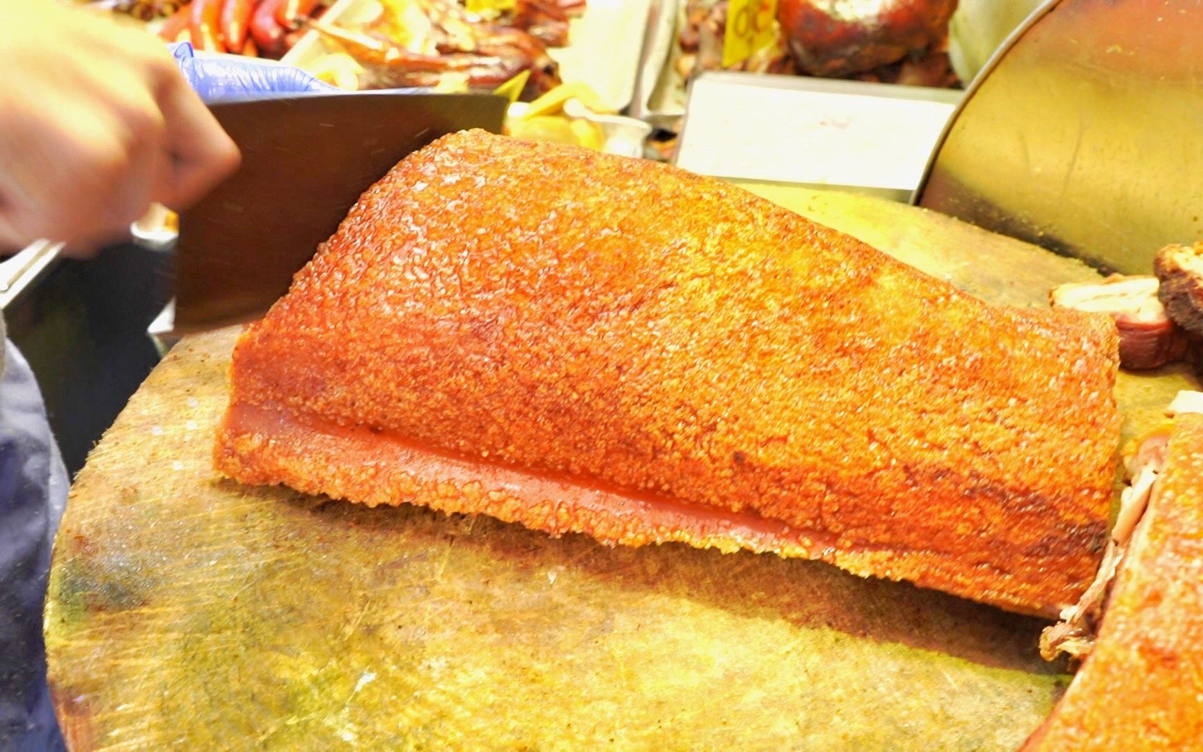 香港原创 芝麻皮烧腩骨 色泽金黄松脆 肉汁丰盈嫩口 一咬「卜」一声