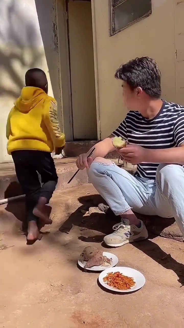 刚搬过来很多东西都要收拾到现在才吃早餐黑蛋关心爸爸噎不噎