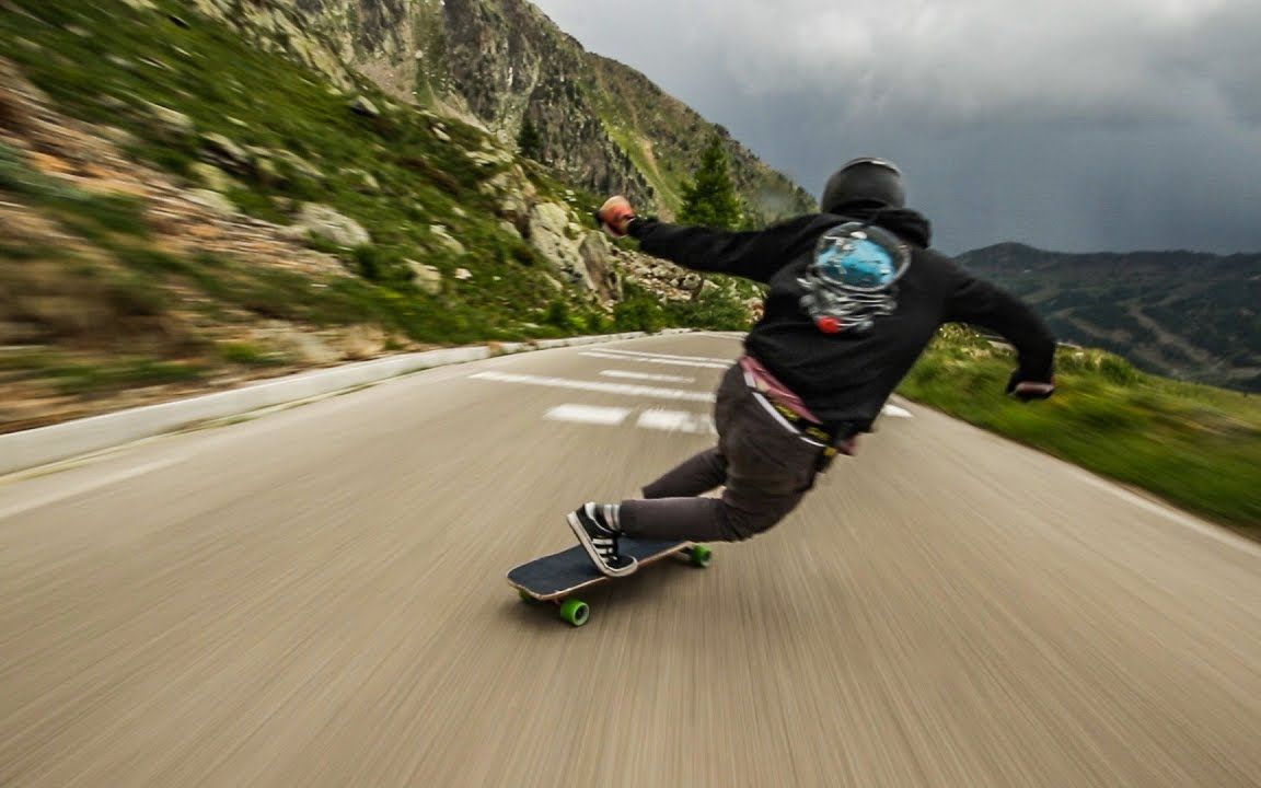 摄像师牛逼!滑板山路速降