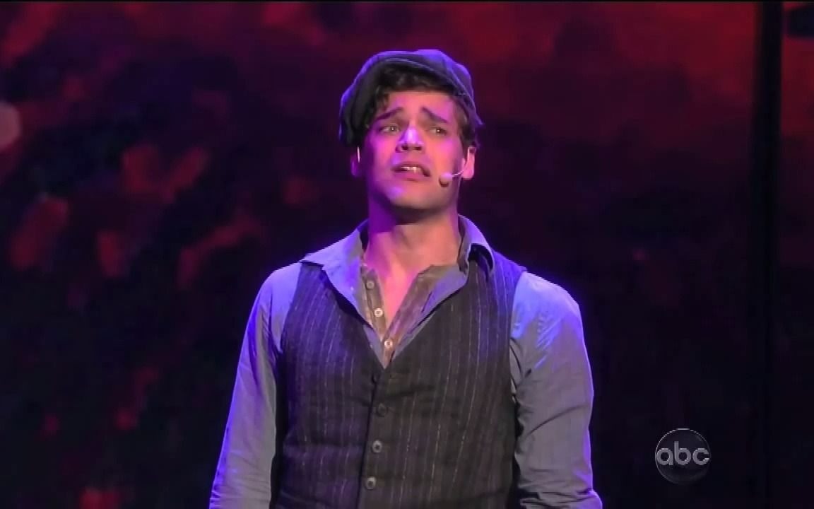 [图]迪士尼音乐剧《NEWSIES》在《The View》表演 "Seize the Day" "Santa Fe" "The View."