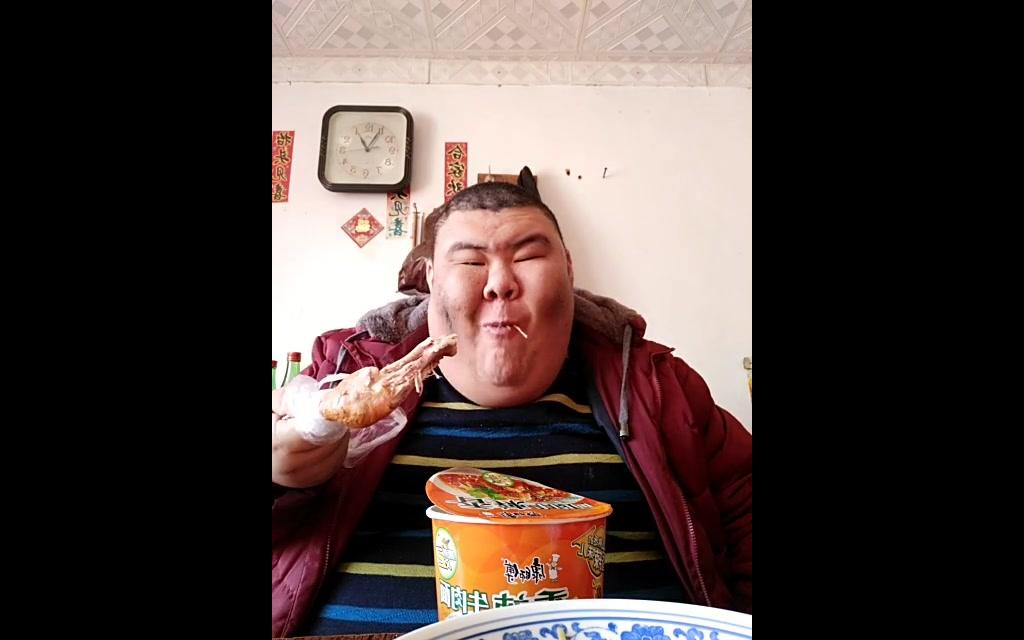 给猪哥吃鸡腿?饭前开胃的猪油呢?快去拿一桶给猪哥喽了!