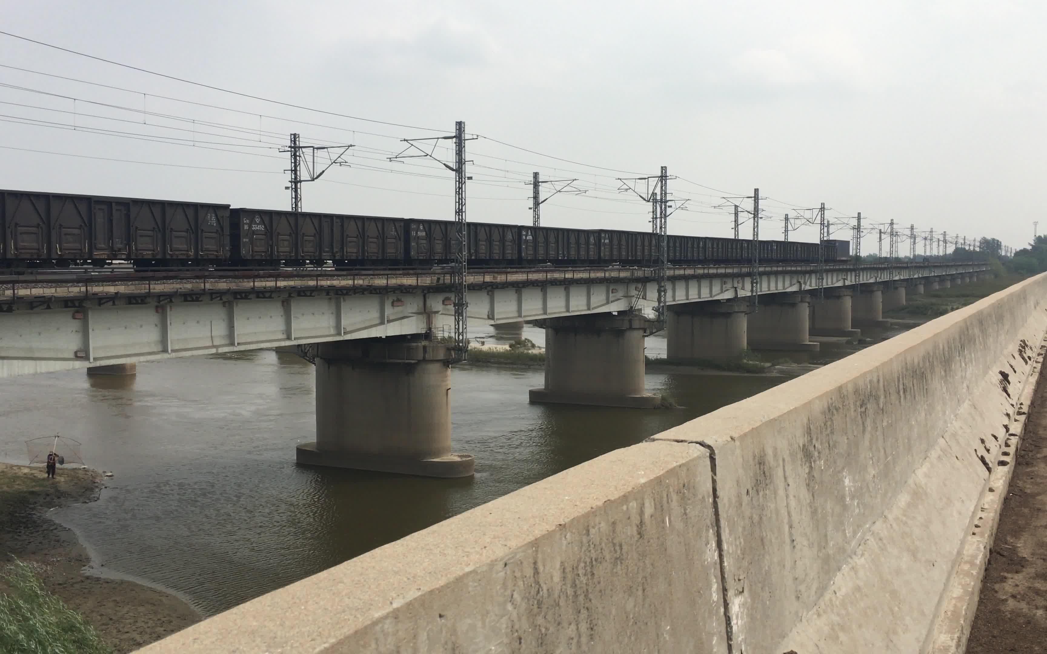 hxd21358牵引货车通过沈山铁路巨流河特大桥