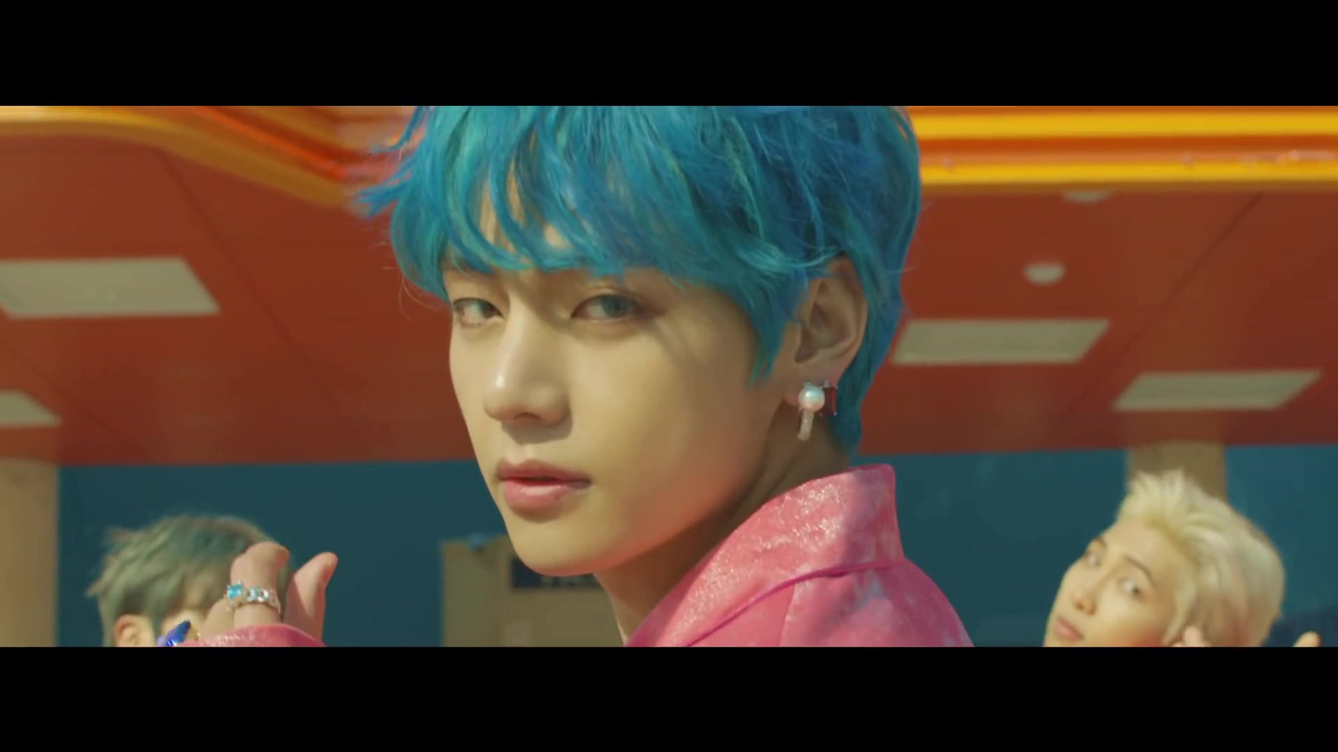 [图]【防弹少年团】Boy With Luv feat Halsey Official 中韩字幕