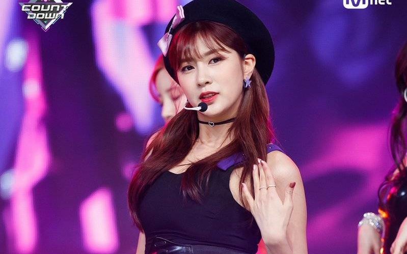 胸狠忙内吴夏荣,夏荣的好身材不能藏着,来势胸胸