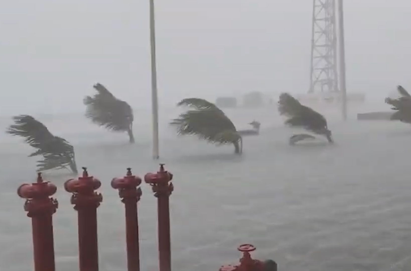 海南三亚变更为暴雨红色预警:道路积水成河,排水口出现大漩涡哔哩哔哩bilibili