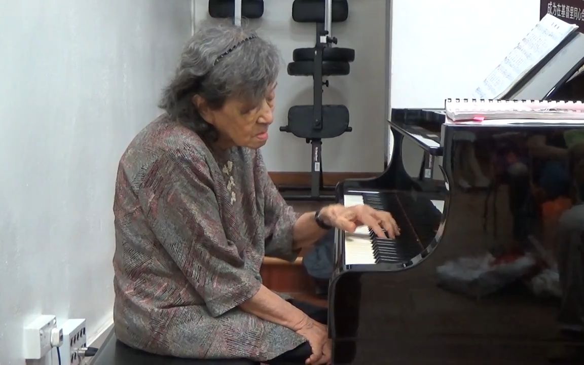 [图]《梁祝》钢琴曲原来是她写的，枯木般的双手却仿佛弹出了蝴蝶！