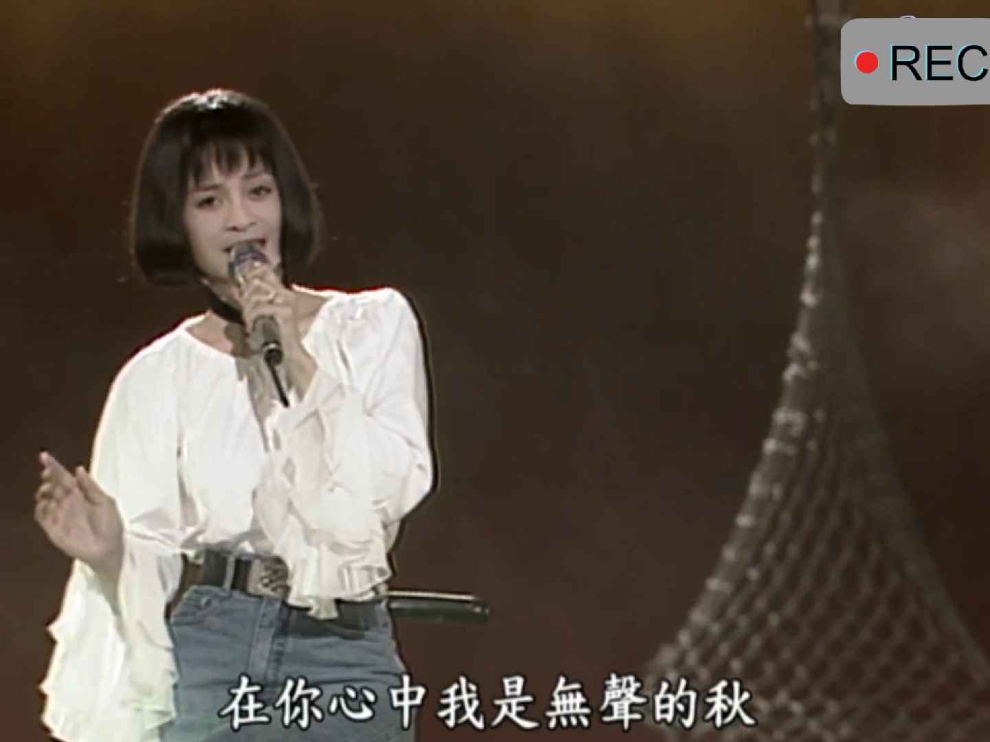 高胜美《你的肩是我今生的天》,伤感老歌,现在听仍记忆犹新