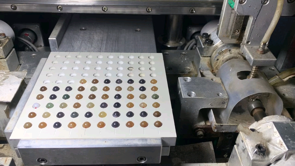 来加工厂取和田玉珠子来啦