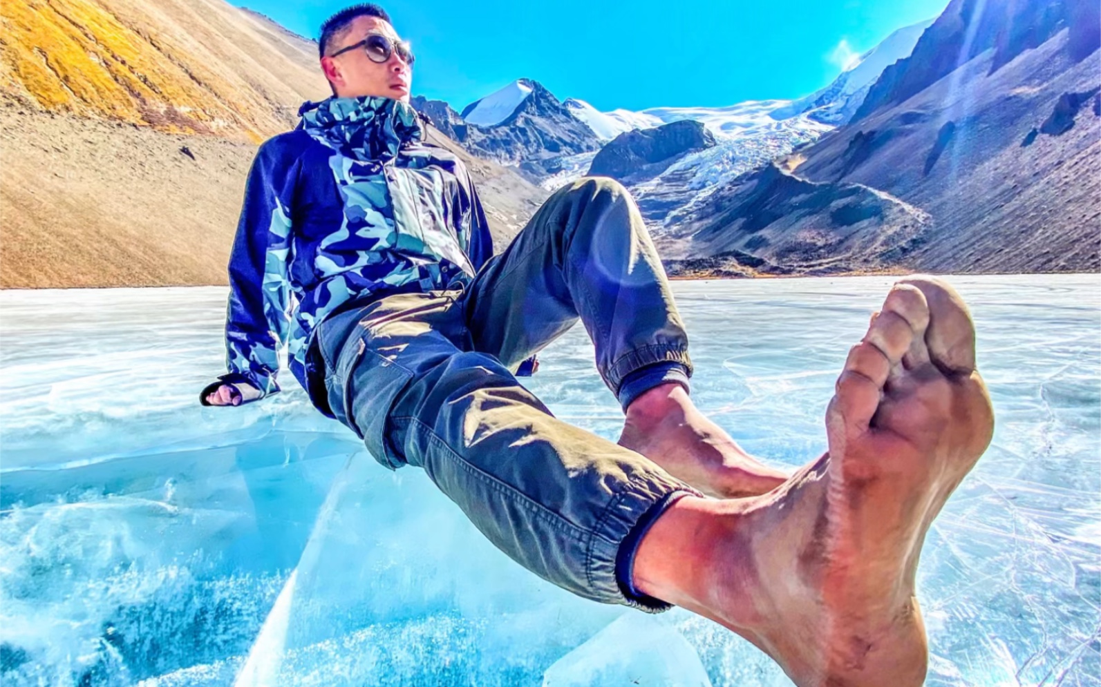 46码光脚徒步雪山之巅,蓝冰之上