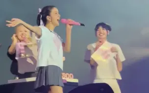 Скачать видео: BLACKPINK 曼谷巡演 全员+BLINK为JISOO补庆生日