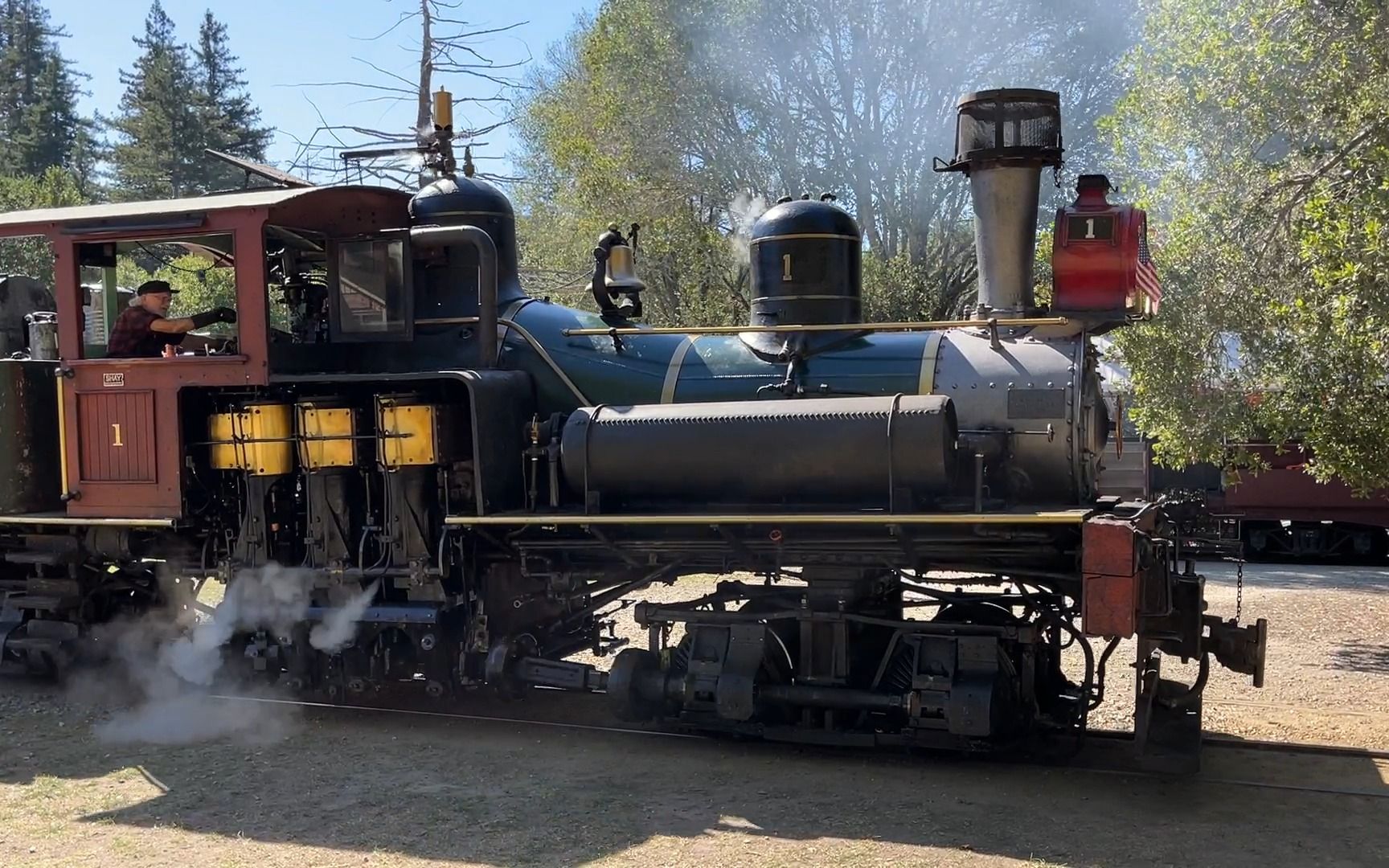 齿轮蒸汽机车头拉观光小火车上山了