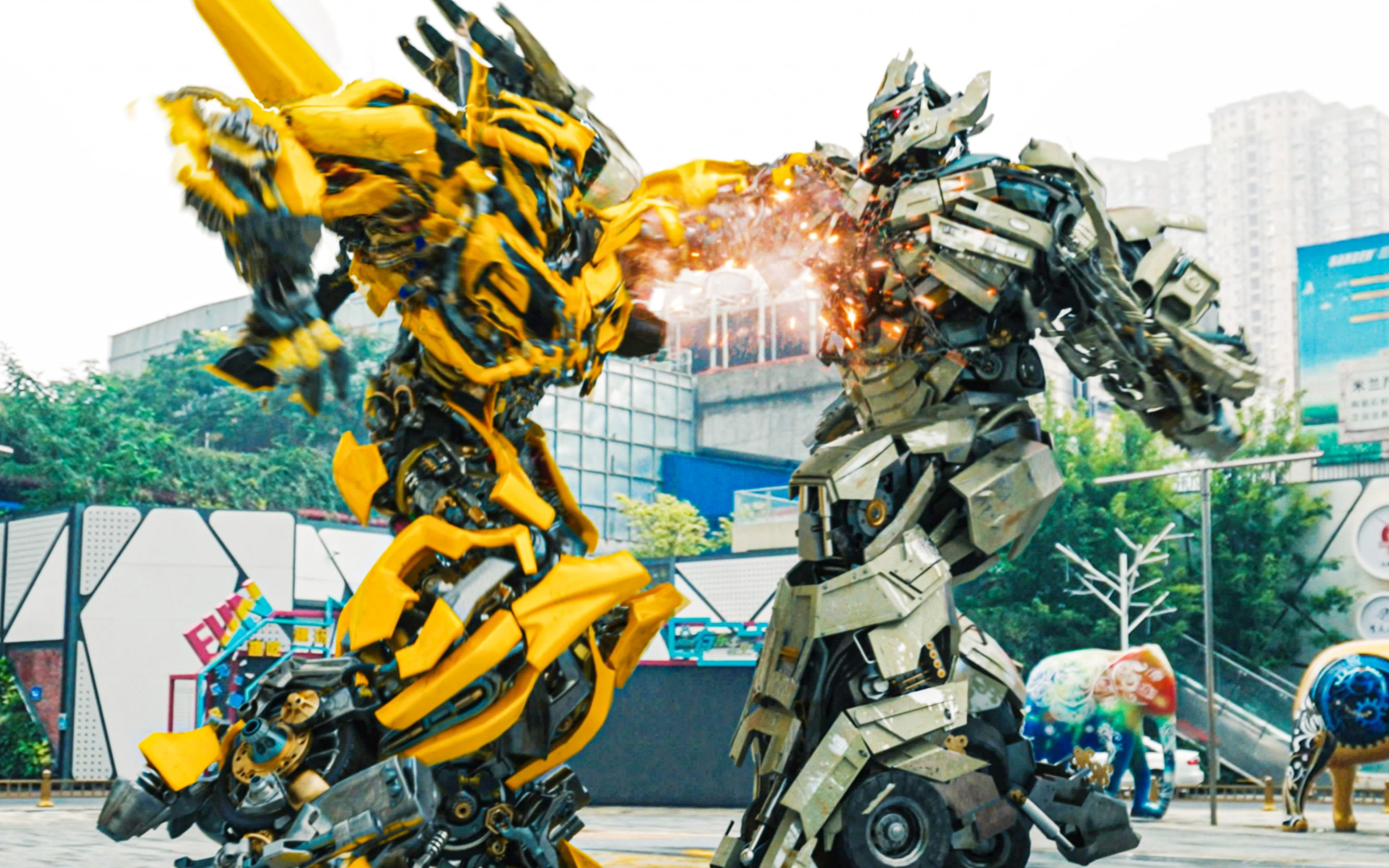 威震天挑衅大黄蜂,终极pk竟被虐惨了,火花四溅,精彩绝伦!