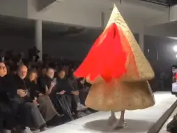 Tải video: Comme des Garçons 2025春夏系列（大秀现场）