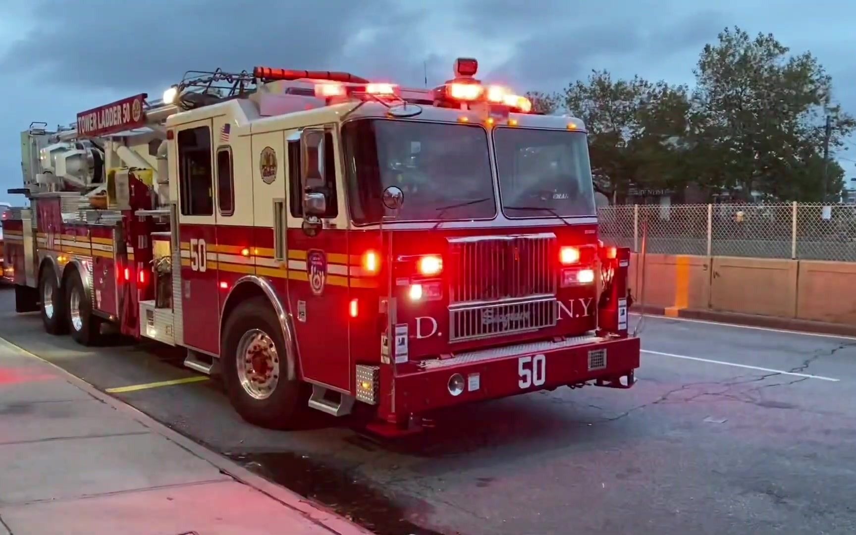 全新的2020年纽约市消防局铁塔梯子50_在布鲁克纳大道的室外进行梯子