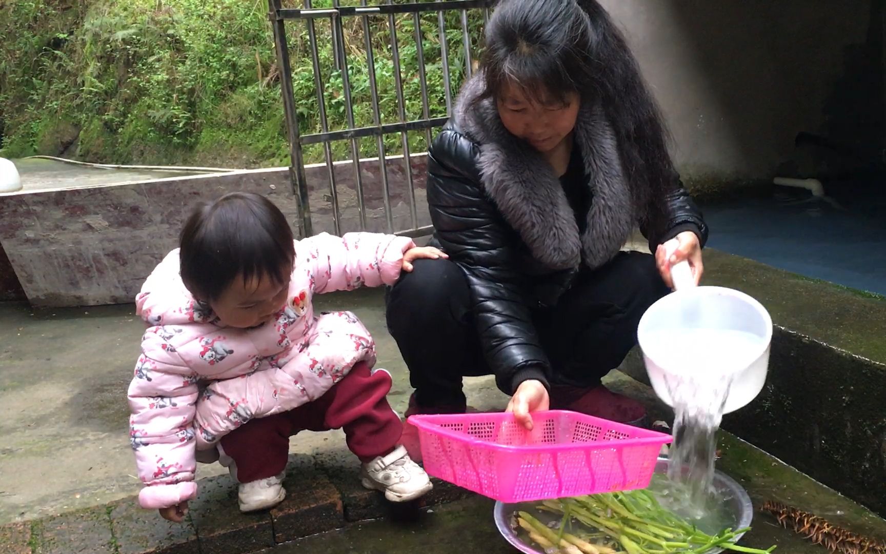 1歲小女孩和奶奶住,洗菜都要跟在旁邊,可接下來不淡定了