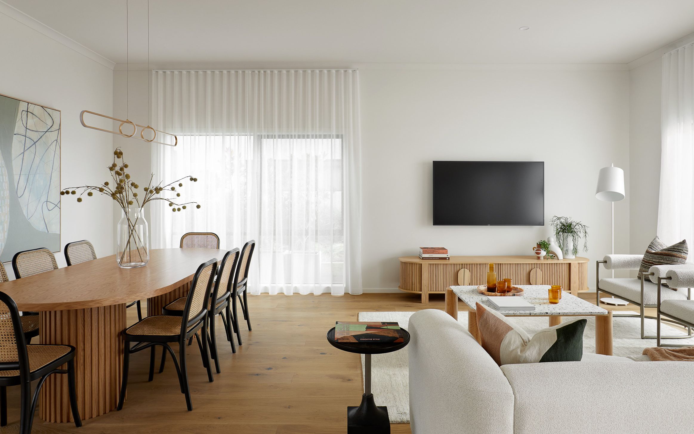 引人注目的现代住宅arden electrified,室内设计呈现出现代美学,营造