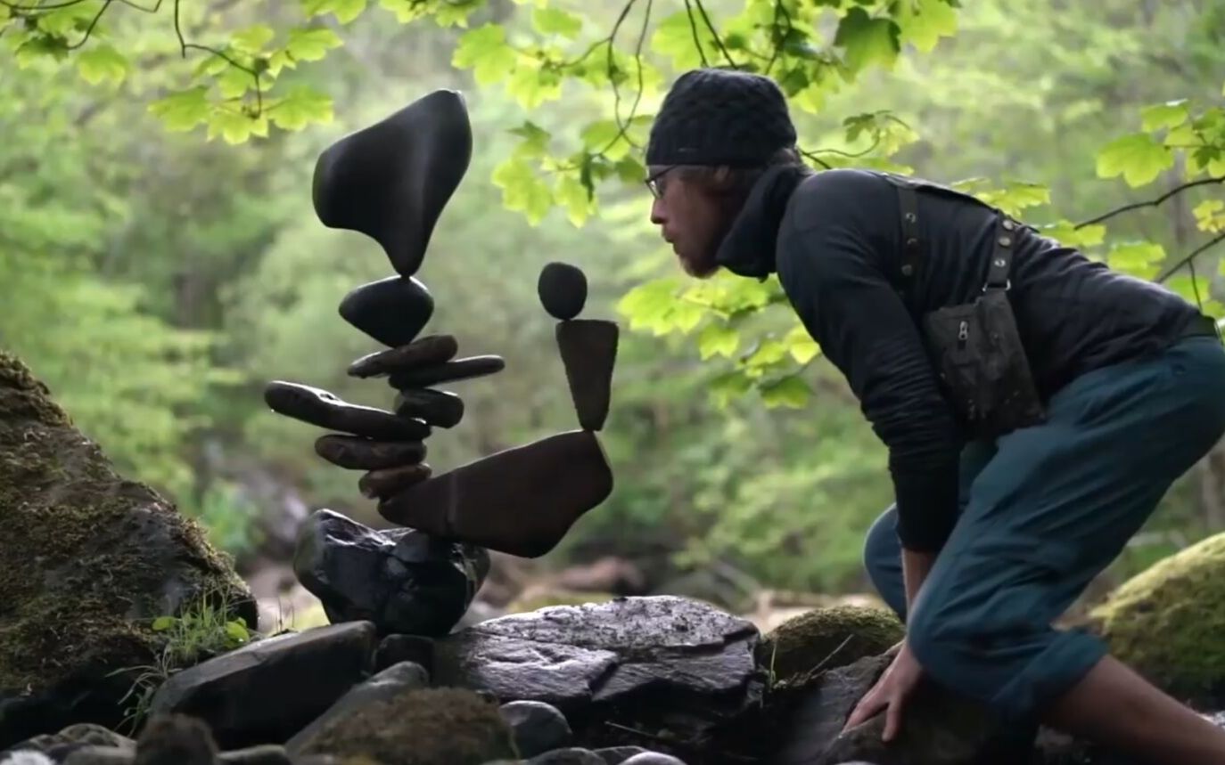 平衡艺术大师,不借任何外力,把几十块石头叠成难以置信的造型_哔哩