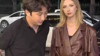 当我有个控制不住表情的小老外