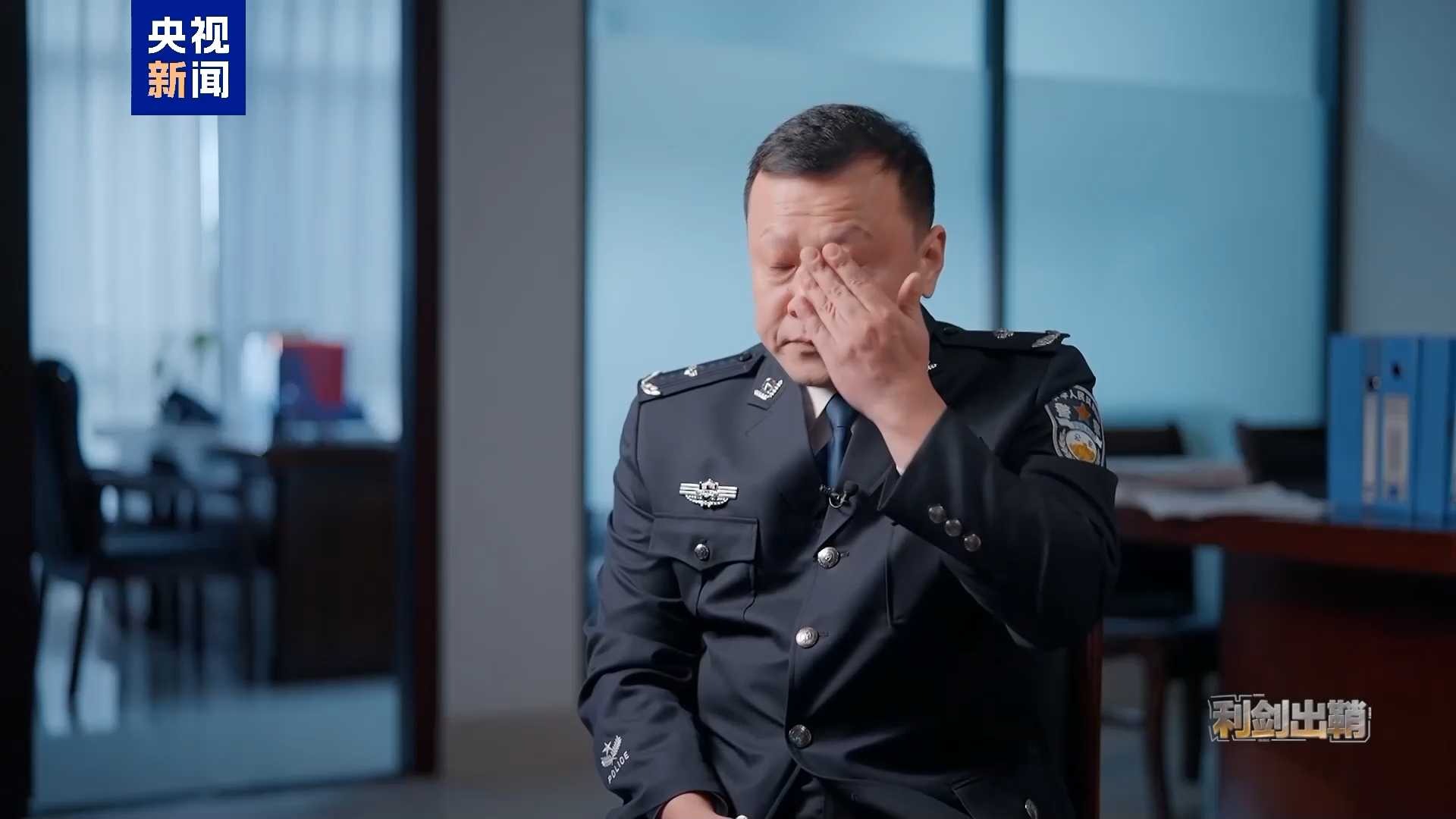 “四大家族”头目归案 办案民警回忆包机落地瞬间落泪