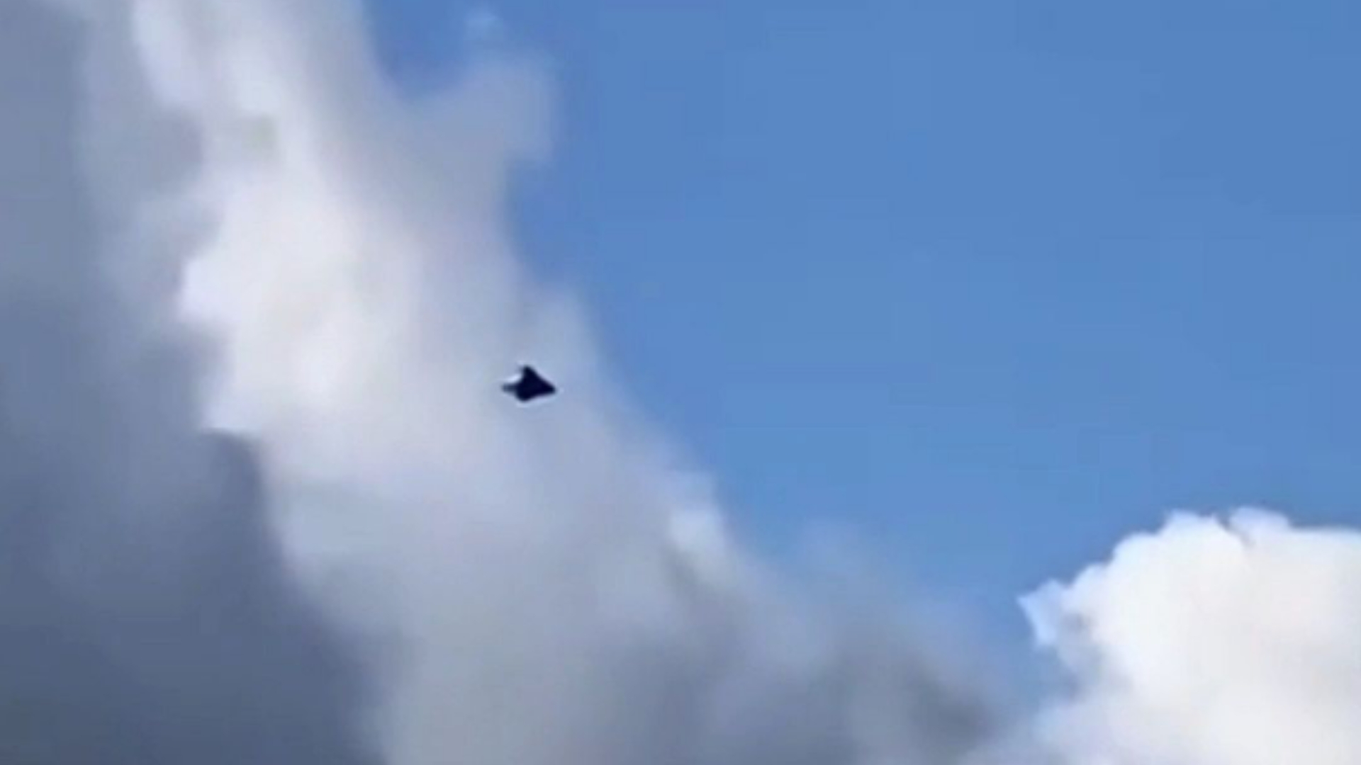 菱形不明飞行物在缓慢飞行!