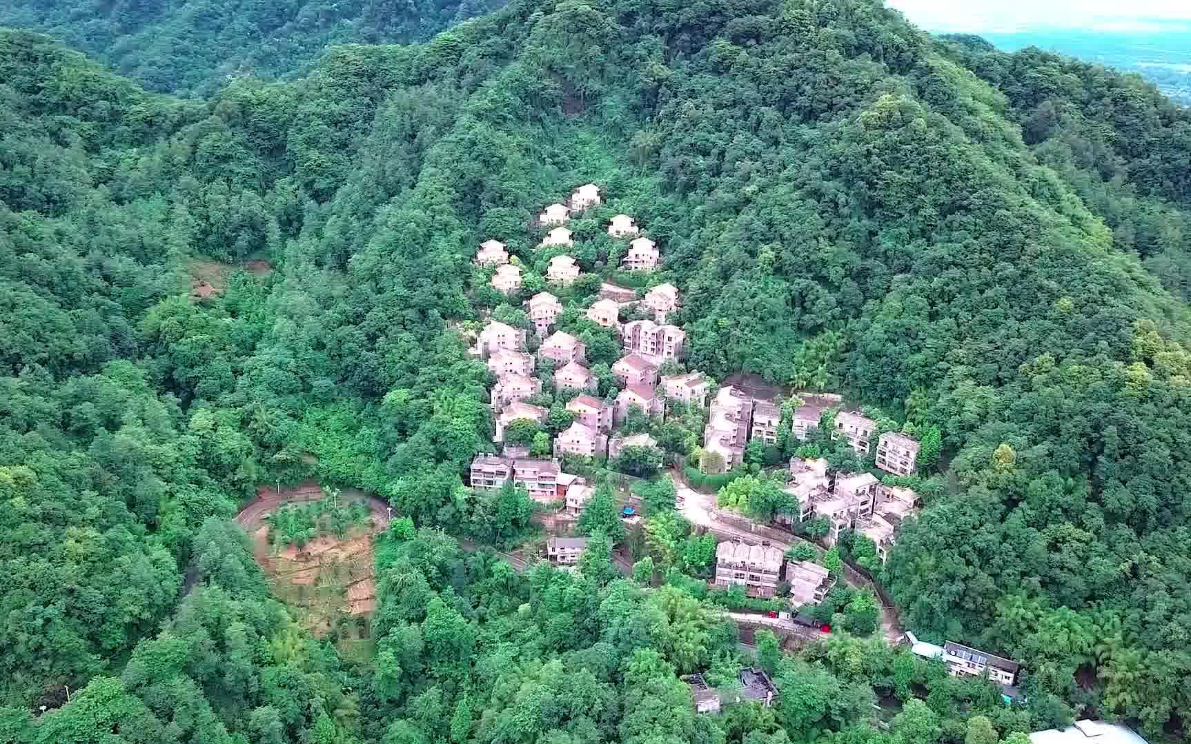 航拍成都大山里的农村别墅,依山傍水,如此优美的地方怎能不爱?