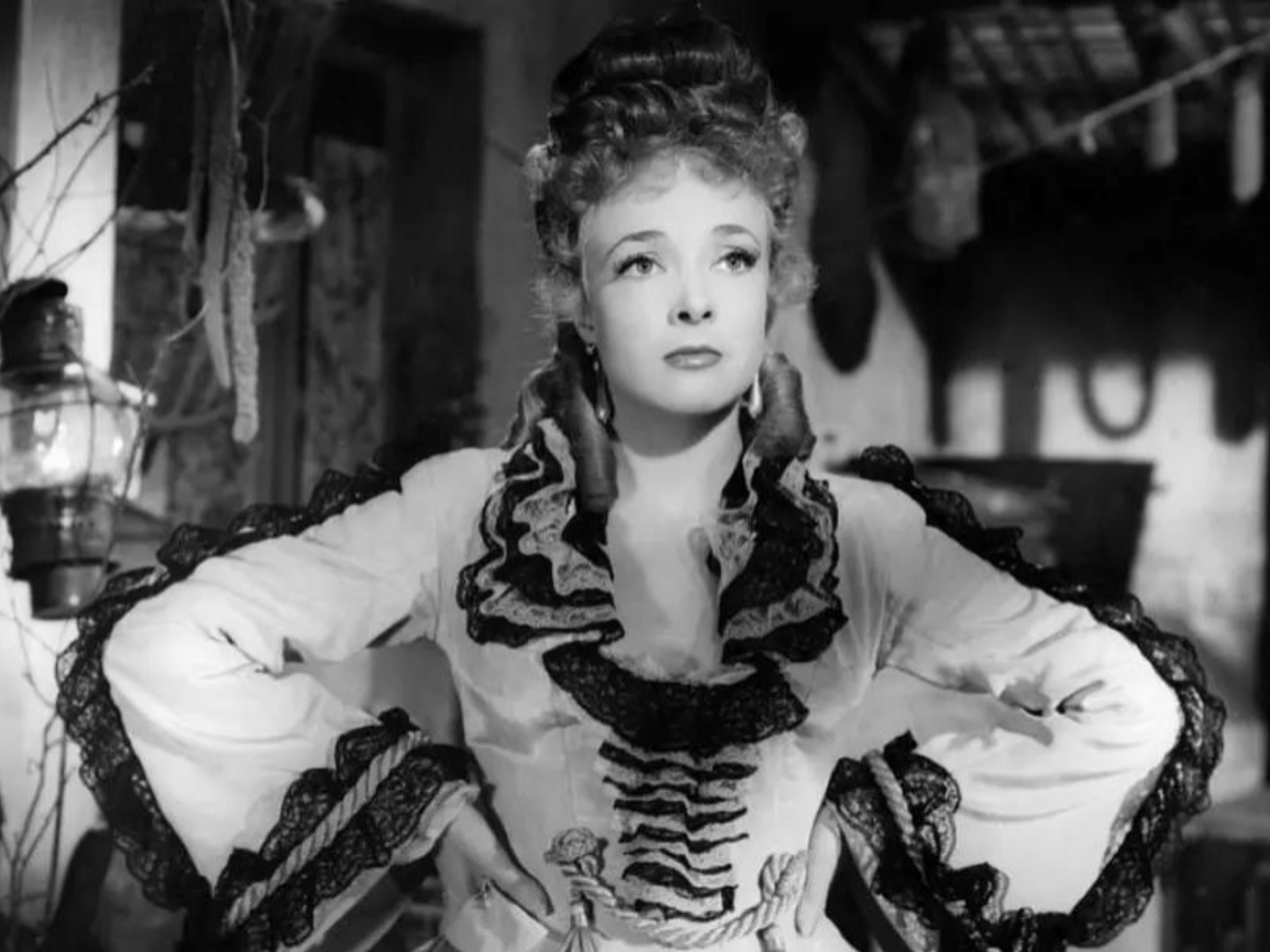 《羊脂球》:"当牺牲善良成为共识,拒绝妥协的人便成了罪人"