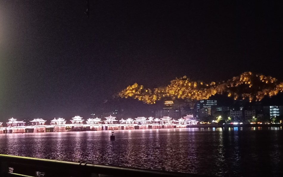 广济桥的夜景