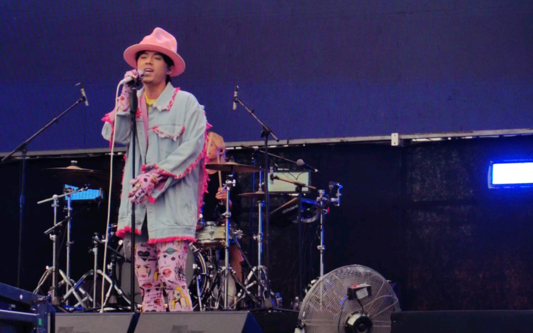 【hush盛放音乐节】《衣柜歌手》他一直练习他的音量