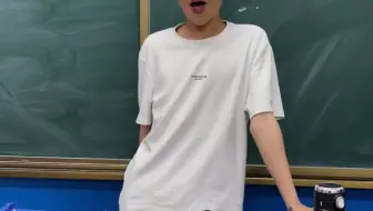 高中学生模仿英语老师