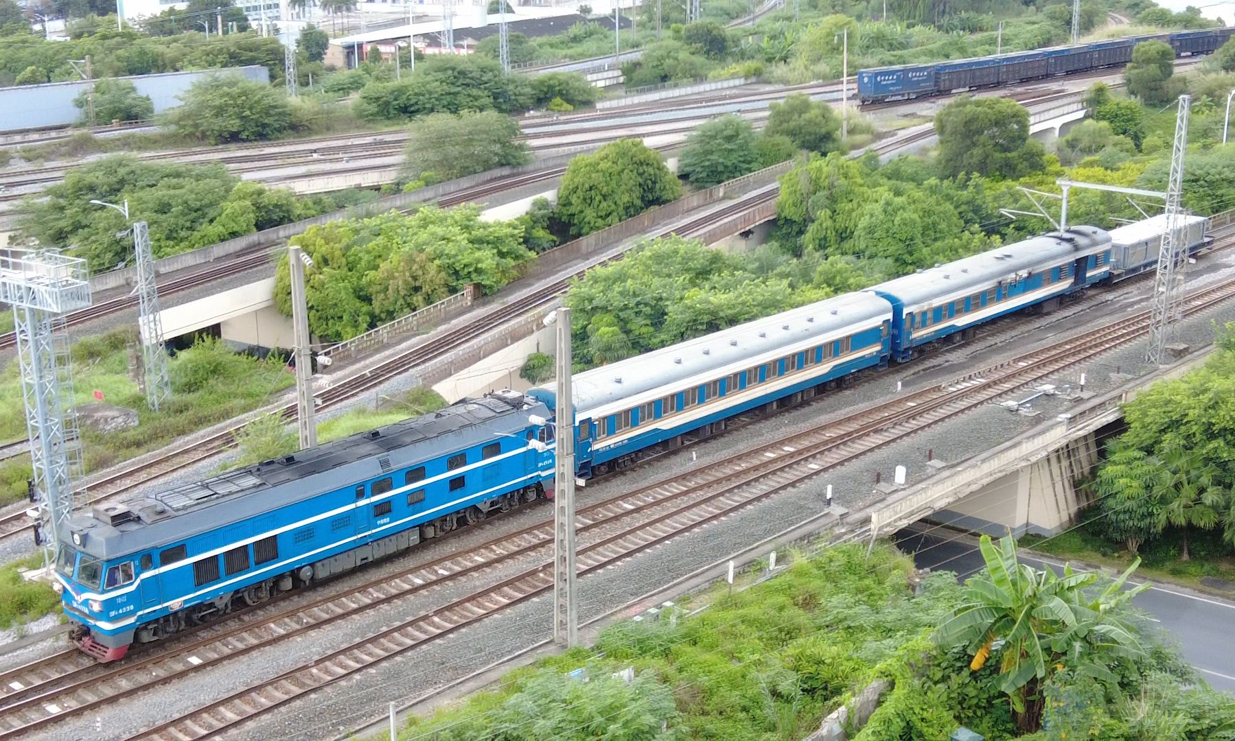 东风4c拉宿营车进站偶遇电力客车k950