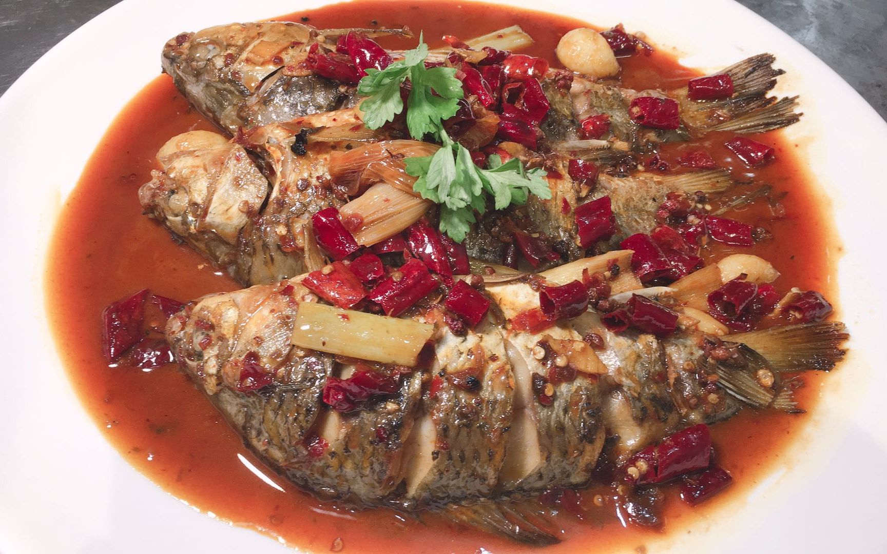 【红烧鲫鱼】1罐啤酒,3条鲫鱼,不加一滴水,厨师长这样做出来3条不够吃