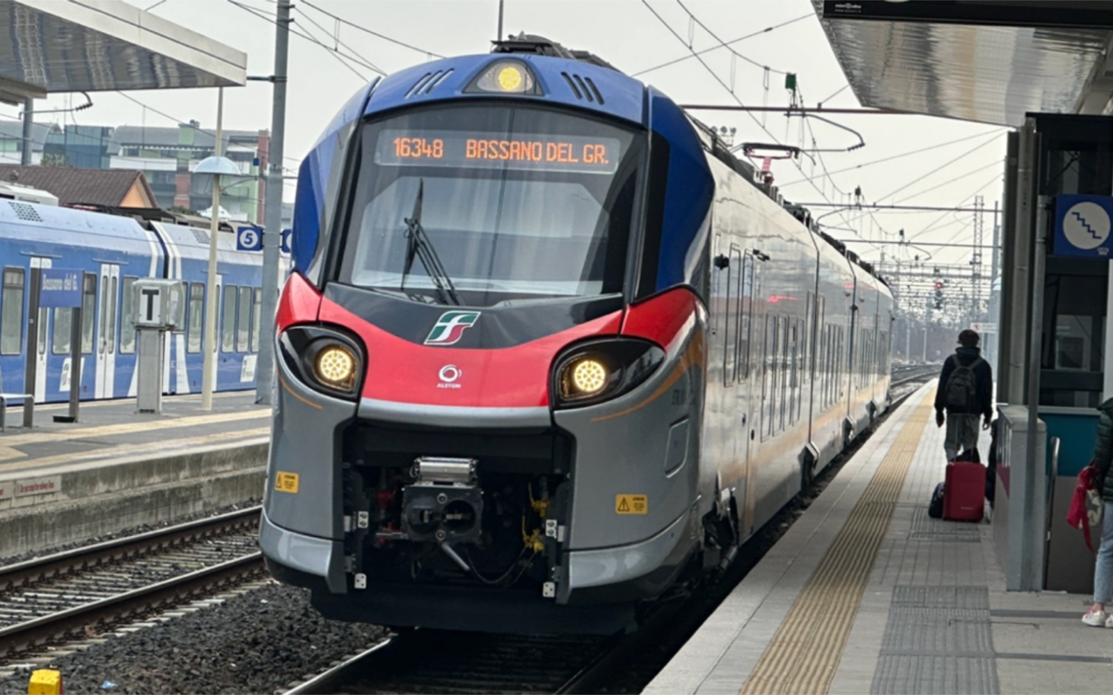 意大利铁路etr104型列车贴地行走音