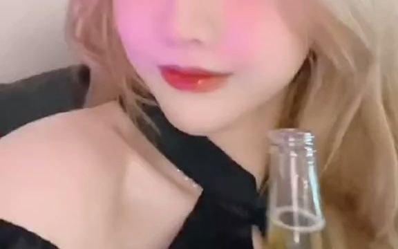 [图]酒不醉人 人自醉呀#美女 #微醺 #颜值 #女神 #性感可爱