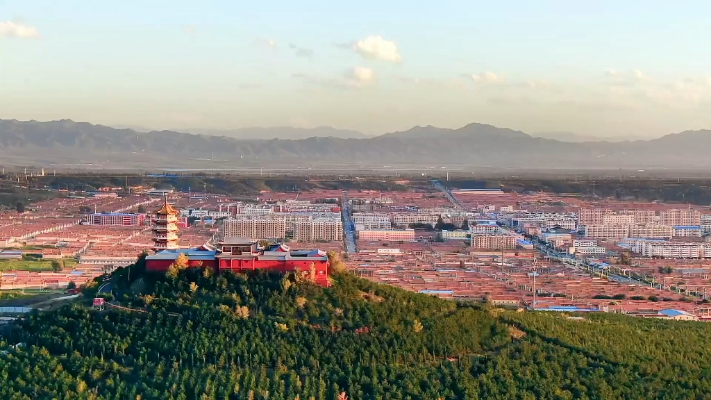 位于大同市云州区的昊天寺,是全国唯一一个建在火山口上的寺院,周围