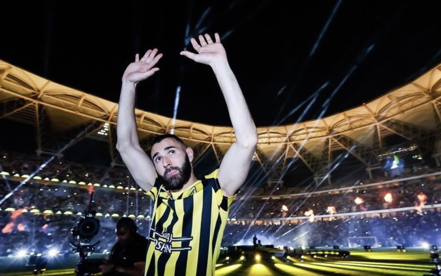 本泽马亮相沙特,本泽马正式在吉达联合亮相,并现场展示金球奖