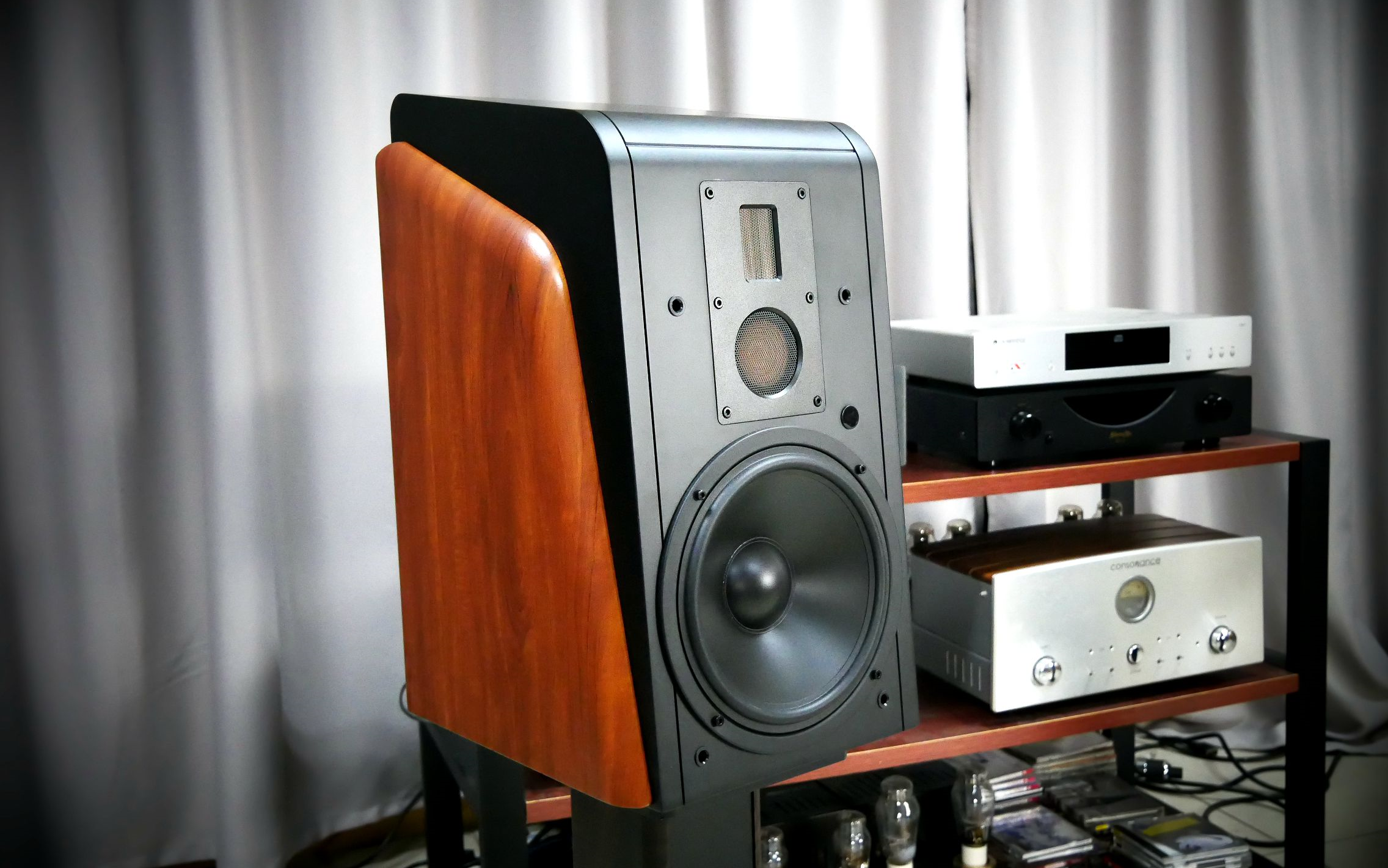 八寸低音,等磁场带式高音 惠威m500三分频有源音箱评测