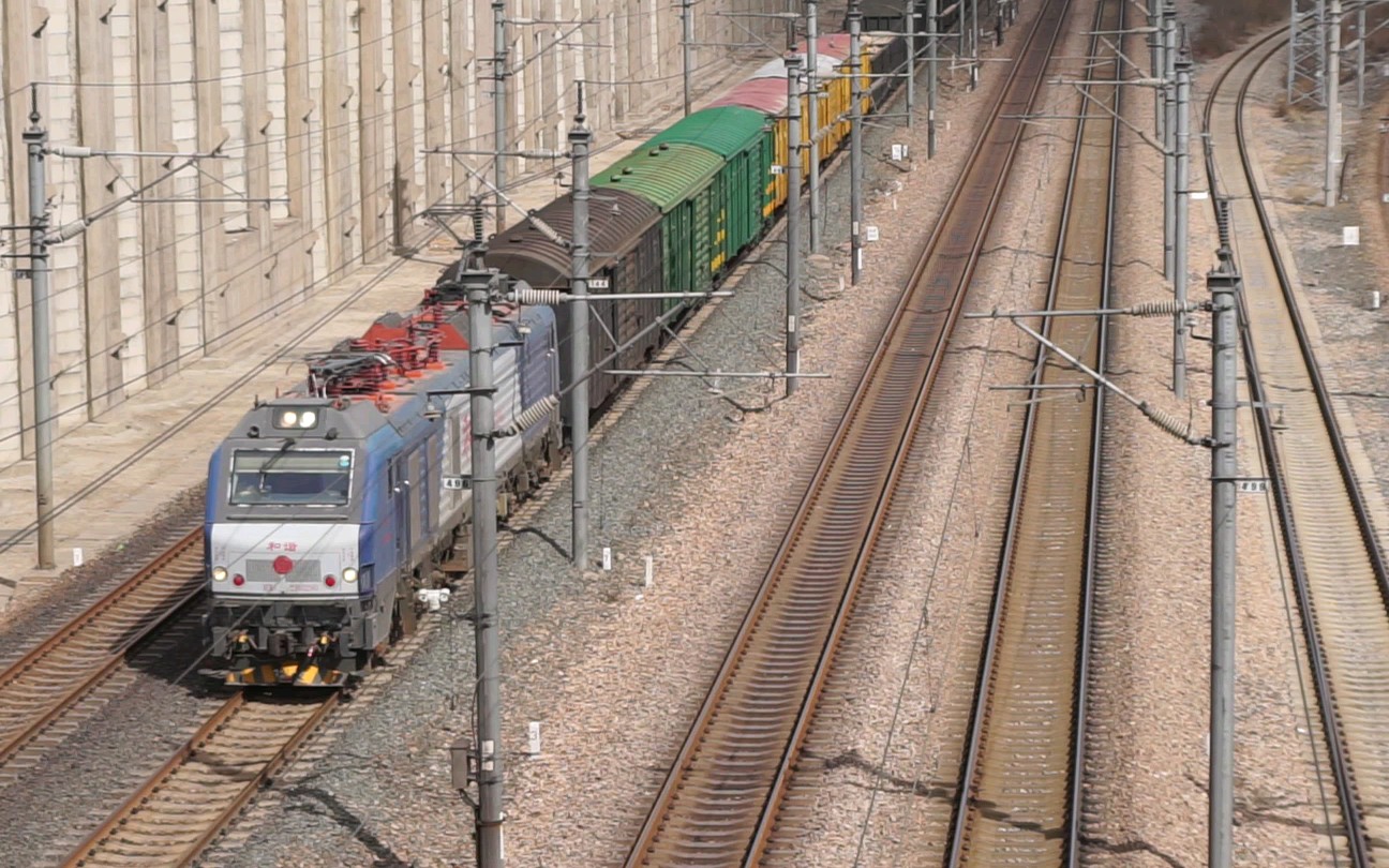 津山线hxd2b牵引货列通过
