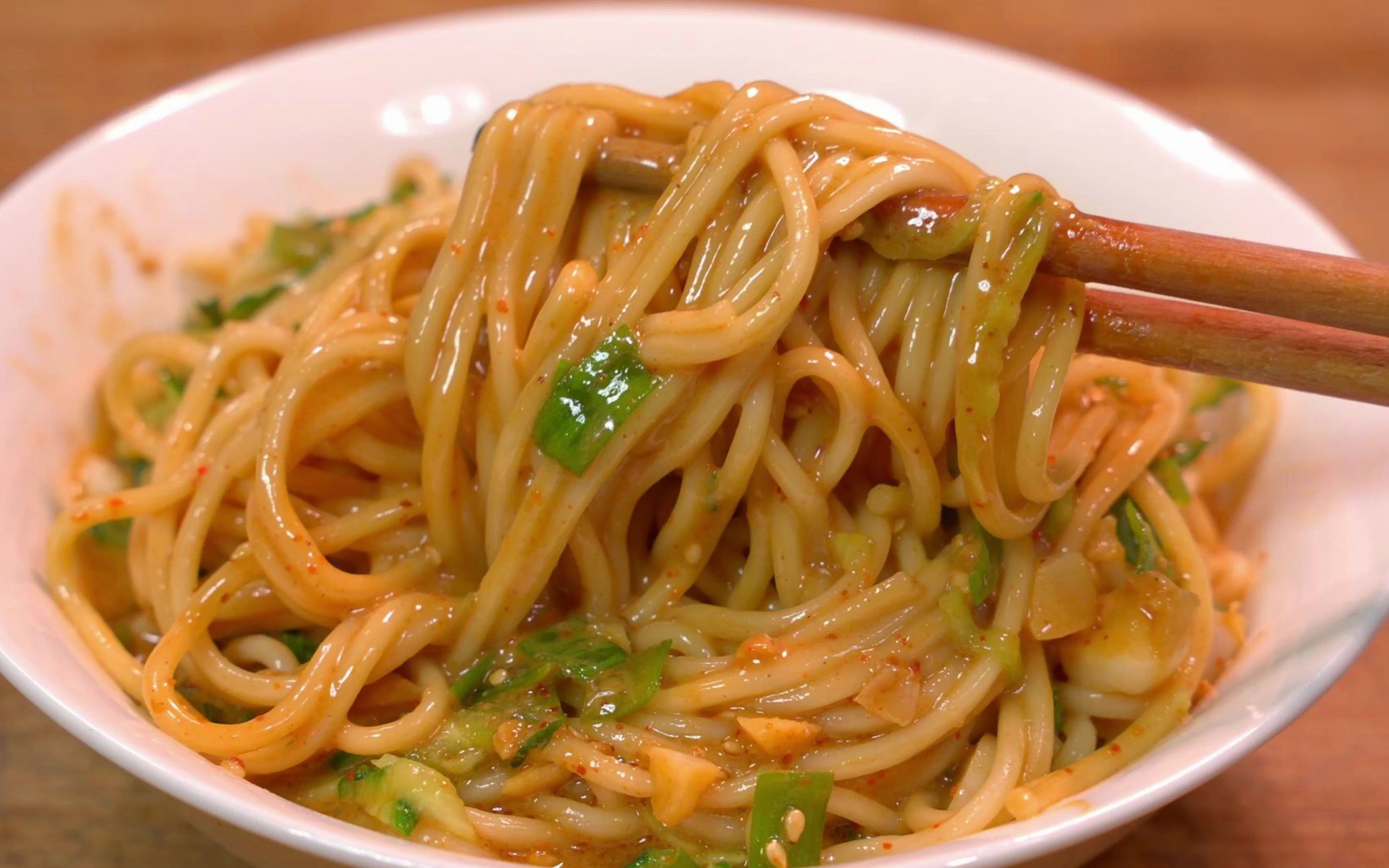 有家面馆卖麻酱凉面一天卖100斤面,师傅烹饪手法真牛,收藏了